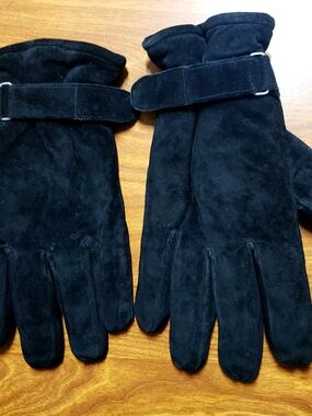 Isotoner Black Genuine Leather Women's Gloves With Adjustable Strap